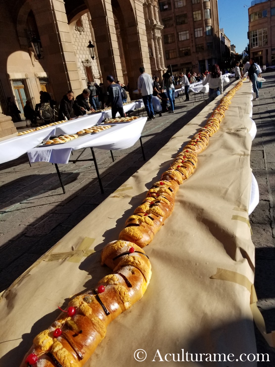 A mile-long “Rosca de Reyes” is made to celebrate Three Kings’ Day.